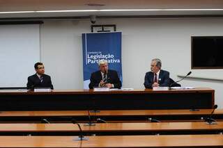 Na foto, Paulo Angelo, do CDDH, deputado Pedro Wilson (PT-GO), Semy Ferraz e o plenário vazio. Foto: Davi Ribeiro.  
