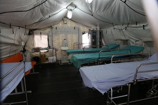 Tentas foram montadas para atender pacientes, mas não funcionaram neste domingo. (Foto: Fernando Antunes)