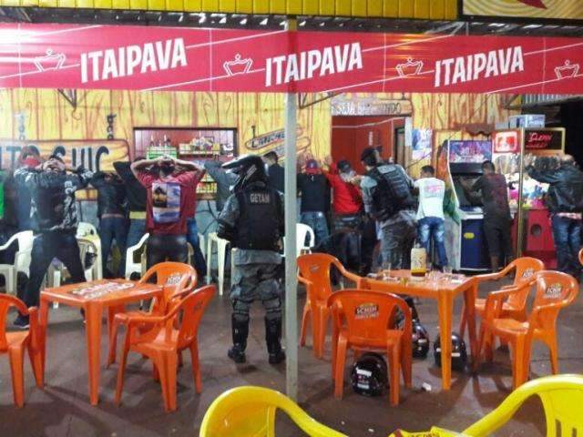Pol&iacute;cia Militar faz arrast&atilde;o em bares e prende nove traficantes