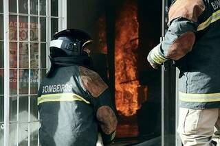Bombeiros combatem incêndio em loja de presentes (Foto: Marcos Ermínio)