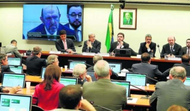 Relat&oacute;rio final da CPI da Petrobras n&atilde;o indicia nenhum parlamentar