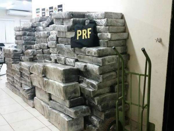 Caminh&atilde;o de mudan&ccedil;a &eacute; interceptado levando 3,2 toneladas de maconha