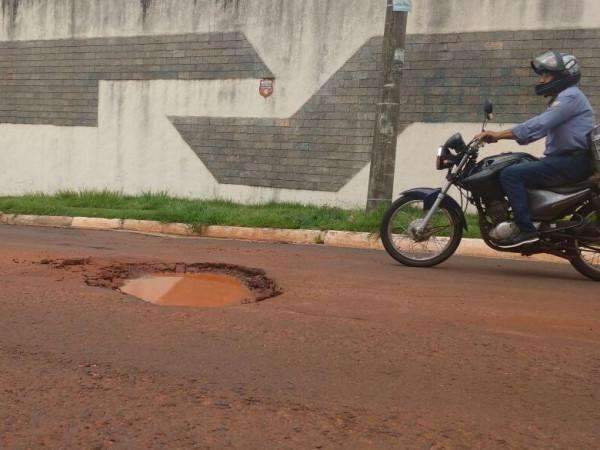 Sem drenagem, rua tem asfalto levado por enxurrada na regi&atilde;o central