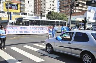 Manifestação pede respeito aos direitos de pessoas com autismo (Foto: João Garrigó)