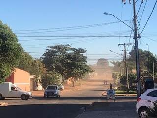 Ventania provocou nuvem de poeira em bairro de Campo Grande. (Foto: Kisie Ainoã)