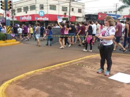 &ldquo;#EleN&atilde;o&rdquo; leva manifestantes para passeata sem escolta em avenida