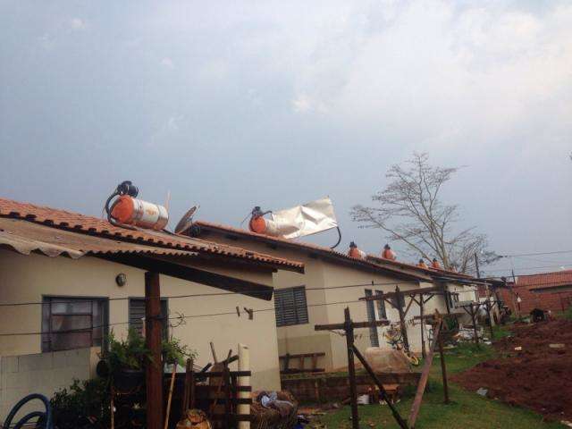Chuva acompanhada de ventania destelha casas no Isabel Gardens