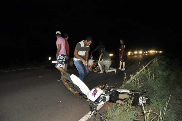  Motociclista cai na pista e quase &eacute; atropelado na MS-080