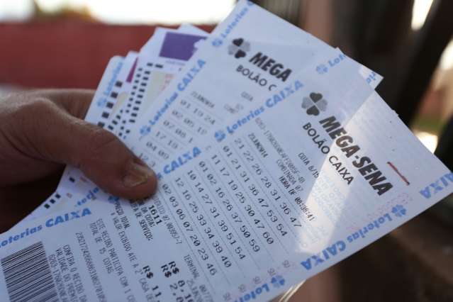 Bol&atilde;o de 11 pessoas ganhou R$ 14,9 milh&otilde;es e gera "central de boatos"