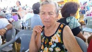 Aos 76, Maria Rodrigues tem catarata e filha não se recorda há quantos anos ela espera pela cirurgia (Foto: Eliel Oliveira)