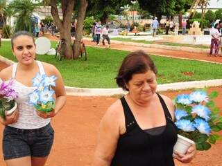 Com a mãe adotiva, Fernanda (à esquerda) leva flores para a mãe biológica. (Foto: Rodrigo Pazinato)