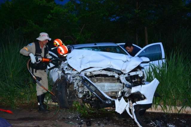 Mulher morre e tr&ecirc;s pessoas ficam feridas ap&oacute;s acidente na BR-267