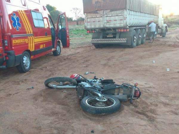 Motociclista sofre fratura exposta ao se envolver em acidente com carreta