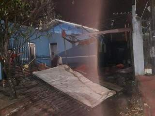 Residência na região do Bairro Cherogami teve muro destruído. (Foto: Direto das Ruas) 