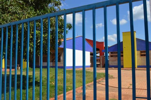 Com creche abandonada ao lado de casa, m&atilde;es t&ecirc;m de contratar bab&aacute;