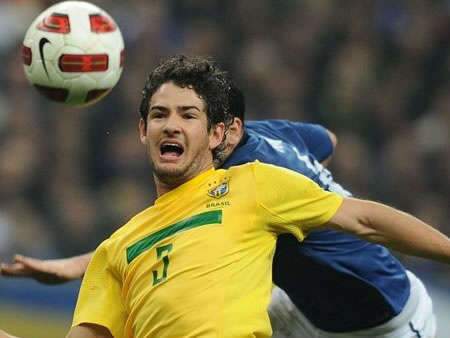  Sem altera&ccedil;&otilde;es, sele&ccedil;&atilde;o brasileira volta a campo para 2&ordm; tempo de amistoso