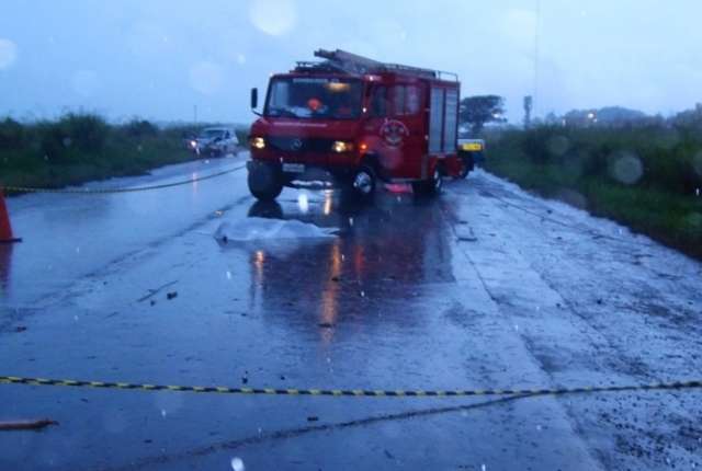 Acidente envolvendo moto, carro e caminh&atilde;o mata idoso na MS-134 