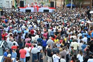 Católicos participam de missa campal, no centro da cidade. (fotos:Vanderlei Aparecido)
