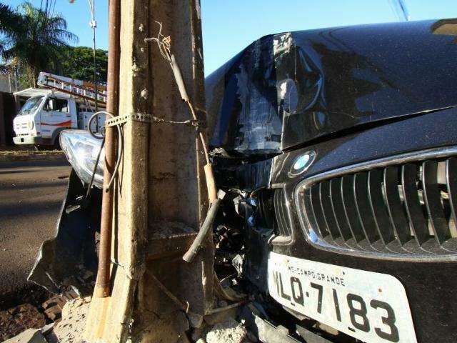 Condutor perde controle de BMW e bate em poste na Rachid Neder 