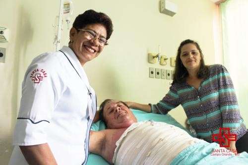 V&iacute;tima de queimadura, paciente doa aparelhos de TV para a Santa Casa 