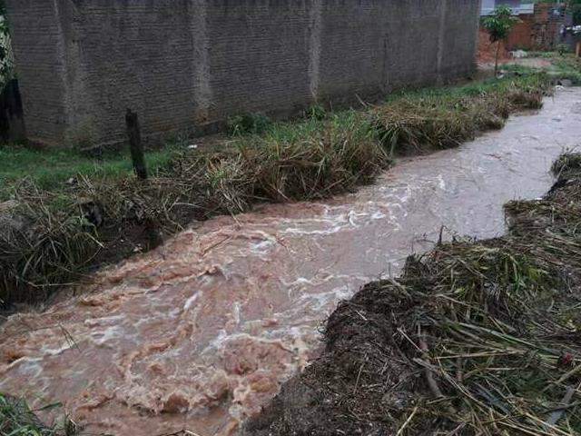 Chuva que alagou ruas e invadiu casas passou dos 60 mil&iacute;metros em um dia
