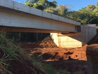 Obra da ponte de concreto sobre o rio Jogui em Coronel Sapucaia (Foto: Agesul/Divulgação)