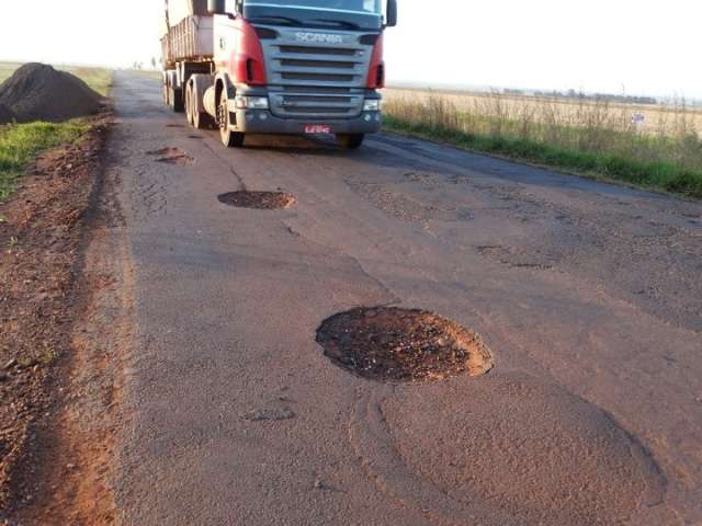 Empresa subempreita e paralisa recupera&ccedil;&atilde;o de duas rodovias do Estado