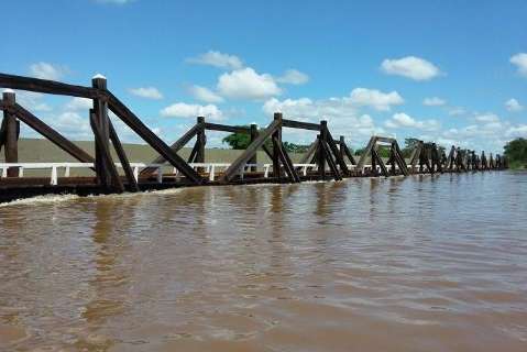 Chuvas faz rio Ivinhema subir 3,5 metros e famílias ficam desalojadas 