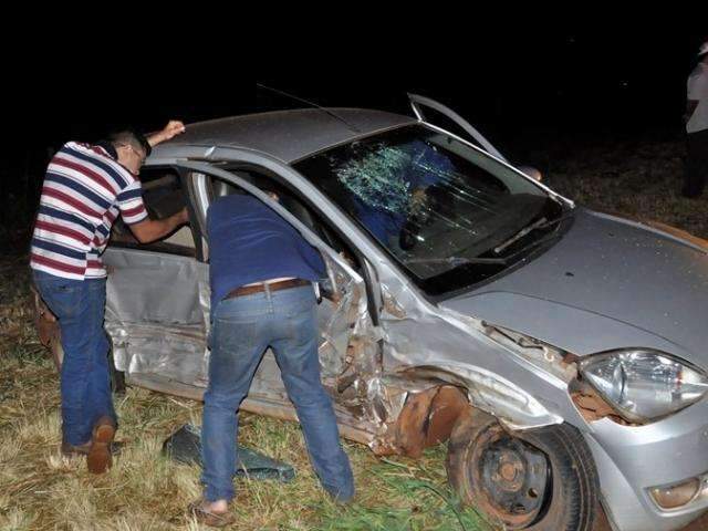 Colis&atilde;o entre ve&iacute;culos deixa tr&ecirc;s pessoas feridas na MS-276