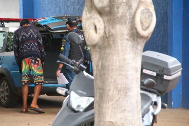 Garoto de 13 anos &eacute; apreendido por populares ao assaltar mulher com fac&atilde;o
