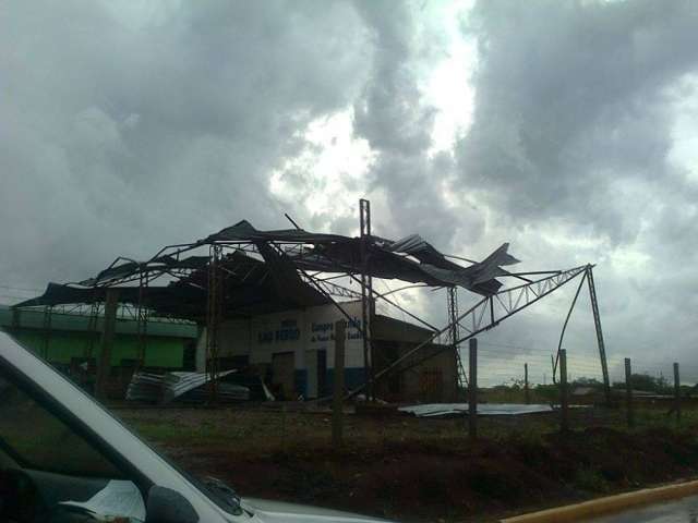 Tornado em Aral Moreira teve ventos de at&eacute; 120 km/h e destruiu galp&atilde;o
