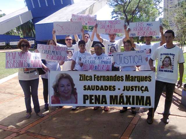 Parentes e amigos de professora morta h&aacute; 16 meses cobram justi&ccedil;a