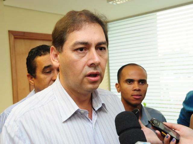 "&Eacute; inven&ccedil;&atilde;o dos fofoqueiros", diz Bernal sobre entrega dos kits escolares