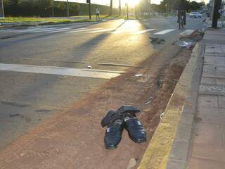 Sapatos da vítima ficaram no local do acidente, cruzamento da avenida Afonso Pena com a Arquiteto Rubens Gil de Camilo. (Foto: Luciana Brazil)