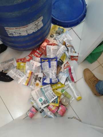 Procon flagra produtos vencidos em pet shop, a&ccedil;ougue e loja de departamentos