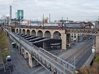 O Markthalle Im Viadukt funciona debaixo do viaduto, um lugar imperdível em Zurique (Foto: Roger Frei)