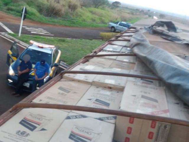 Carretas s&atilde;o apreendidas pela PRF com 800 mil ma&ccedil;os de cigarros 