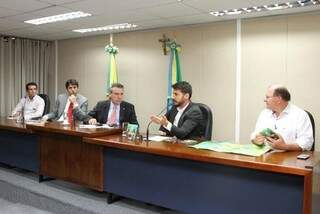 Reunião da comissão de turismo ocorreu no plenarinho da Assembleia (Foto: Wagner Guimarães/ALMS)