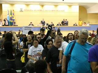 Manifestantes viram as costas para o plenário após votação (Foto: Fernando Antunes)