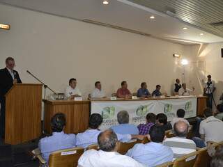 Seis dos sete candidatos a prefeito participaram do debate promovido pelo Sindicato Rural de Campo Grande. (Foto: Nicholas Vasconcelos)