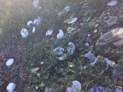 Moradora reclama de lixo espalhado pela rua no Jardim Los Angeles