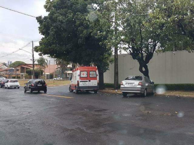 Condutor avan&ccedil;a sinal de pare e bate ve&iacute;culo em &aacute;rvore no S&atilde;o Bento