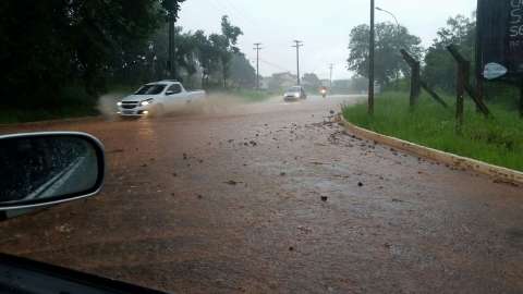 Alagamentos após chuva gera reclamação de moradores em vários bairros