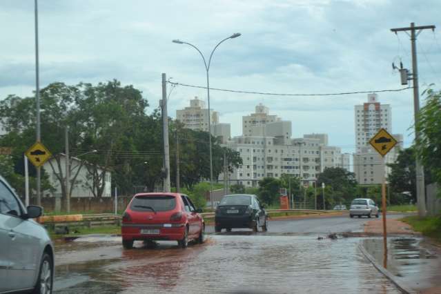 Revoltados com rua que vira rio, moradores cobram fim de transtornos