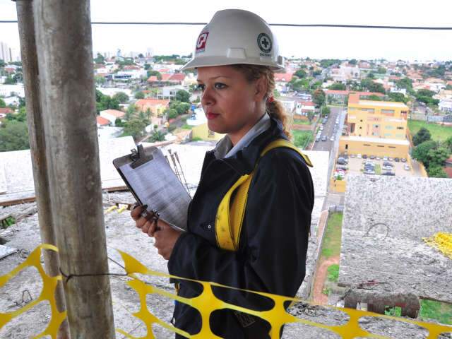  Baixo sal&aacute;rio em fun&ccedil;&atilde;o convencional leva as mulheres &agrave; constru&ccedil;&atilde;o civil