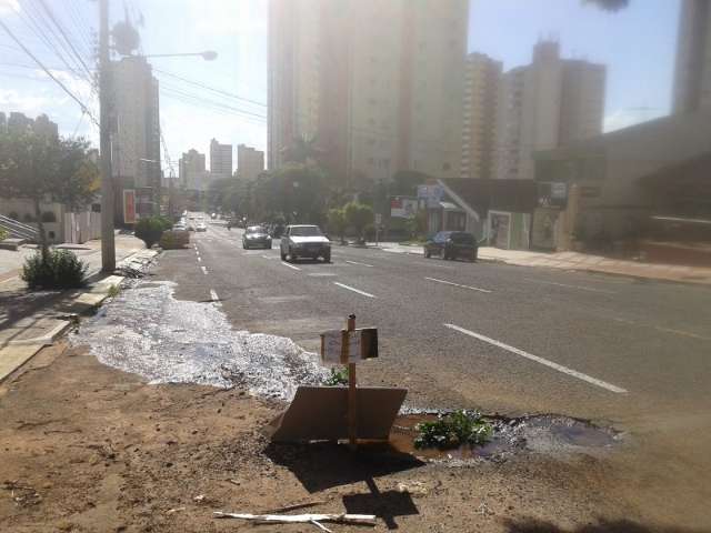 H&aacute; 1 semana, at&eacute; rua granfina tem buraco aberto e com placa &ldquo;proibido pescar&quot; 