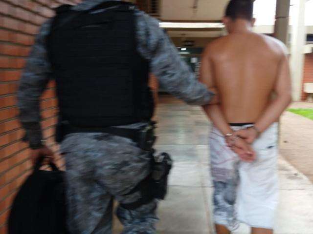 Adolescente dono de &quot;boca de fumo&quot; &eacute; preso com maconha, arma e muni&ccedil;&otilde;es