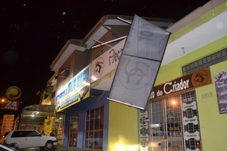 Placas publicitárias também foram derrubadas pelo temporal de ontem à noite. (Foto: Nyelder Rodrigues)