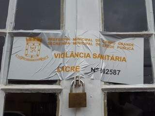 Vigilância acha baratas e interdita fábrica de salgados pela 2ª vez Vigilância acha baratas e interdita fábrica de salgados pela 2ª vez