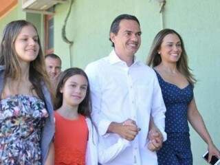Tatiana e as filhas Alice e Mariana junto do prefeito Marquinhos Trad, que em casa é chamado de Marcos (Foto: Arquivo)